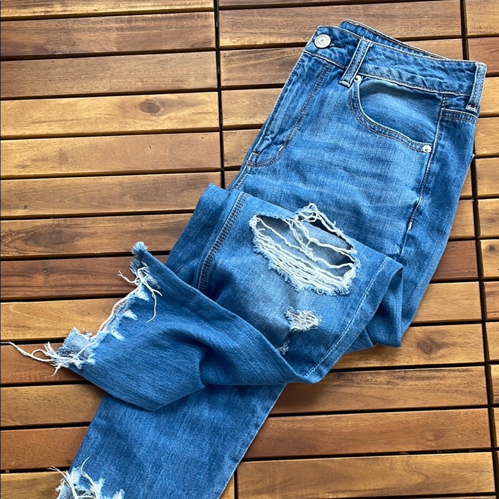 American Eagle Hi Rise distressed Tomgirl size 6 regular